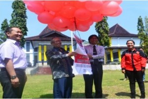 Pelepasan Balon Oleh Rektor Uniku Pada Puncak Acara Dies Natalis Fakultas Hukum